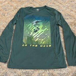 Athletic works Large (10-12) Boys skateboard long sleeve green shirt on the move